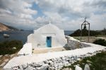 Το εκκλησάκι της Αγίας Άννας στην ομώνυμη παραλία όπου γυρίστηκαν τα υποβρύχια πλάνα της ταινίας Big Blue. 
