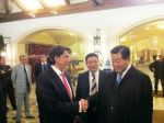 Ο κ. Γιάννης Βαρδινογιάννης με τον Πρόεδρο της Κινεζικής Γερουσίας κ. Jia Qinglin κατά την τελετή απονομής των βραβείων.