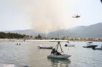 Τις ημέρες που φωτιά έκαιγε τα βουνά της Ζακύνθου και τα πυροσβεστικά πετούσαν πάνω απ' τη θάλασσα, το ιπτάμενο βαρκάκι παρέμενε αγκυροβολημένο.