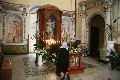 Μια πιστή προσεύχεται στον καθεδρικό ναό του Carpignano.