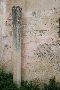 Ένας βράχος μενίρ δίπλα στον τοίχο ενός σπιτιού στο Melpignano.